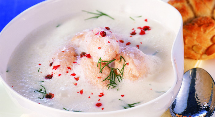 Rieslingschaumsuppe mit feinen Lachsknödeln